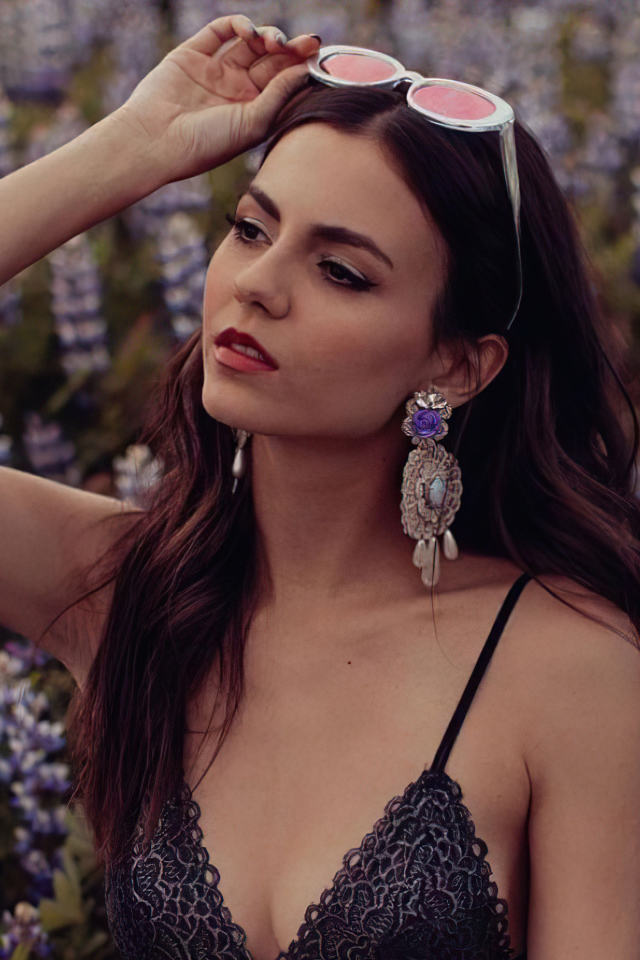 Актриса Виктория Джастис на поле с цветами