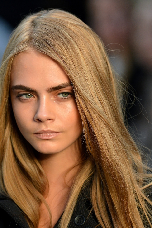 Актриса, блондинка Кара Делевинь с задумчивым взглядом