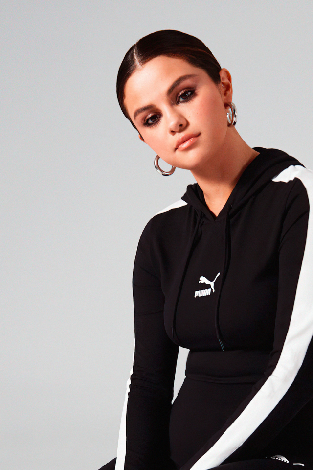 Актриса, модель Селена Гомес в спортивном костюме на сером фоне