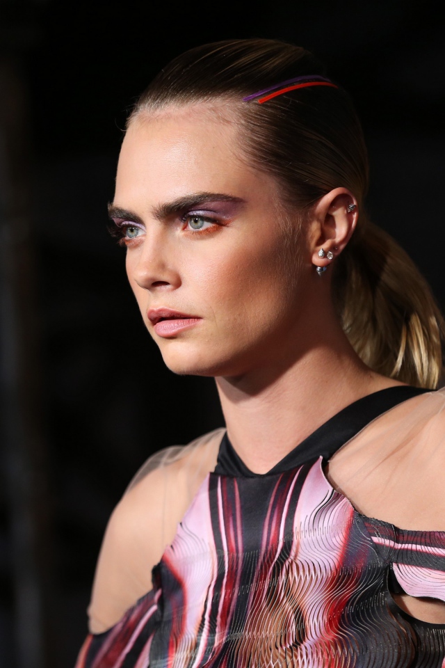 Актриса и модель Кара Делевинь в платье