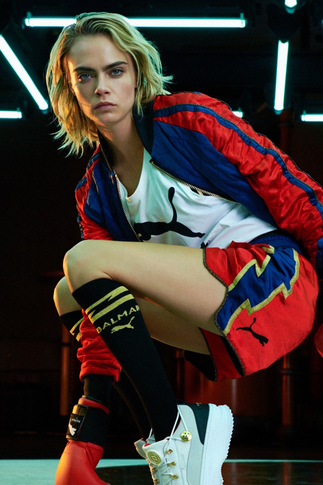 Актриса и модель Кара Делевинь в боксерских перчатках