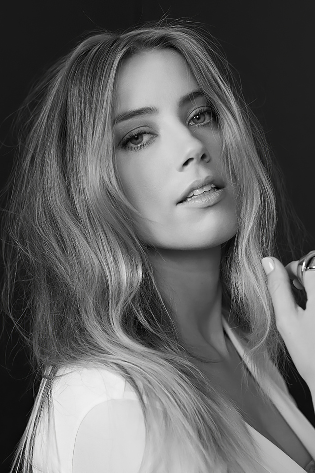 Американская актриса Эмбер Херд черно - белое фото