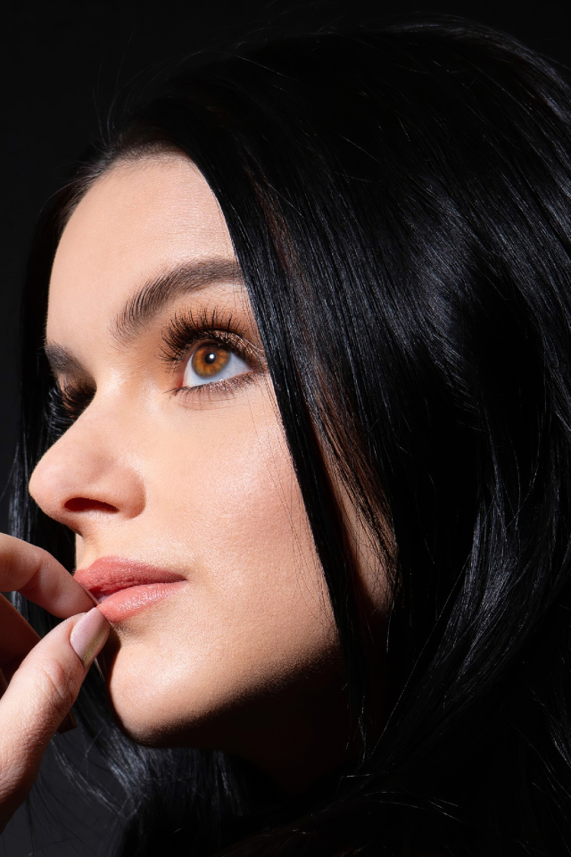 Американская актриса Ариэль Уинтер в черными волосами