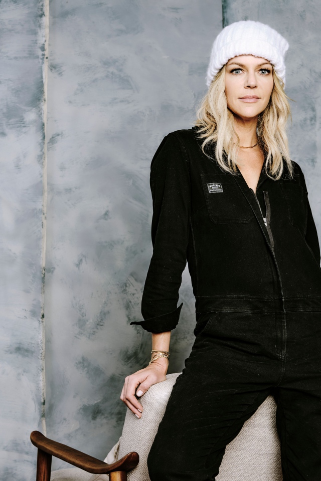 Американская актриса Кейтлин Олсон  в черном костюме