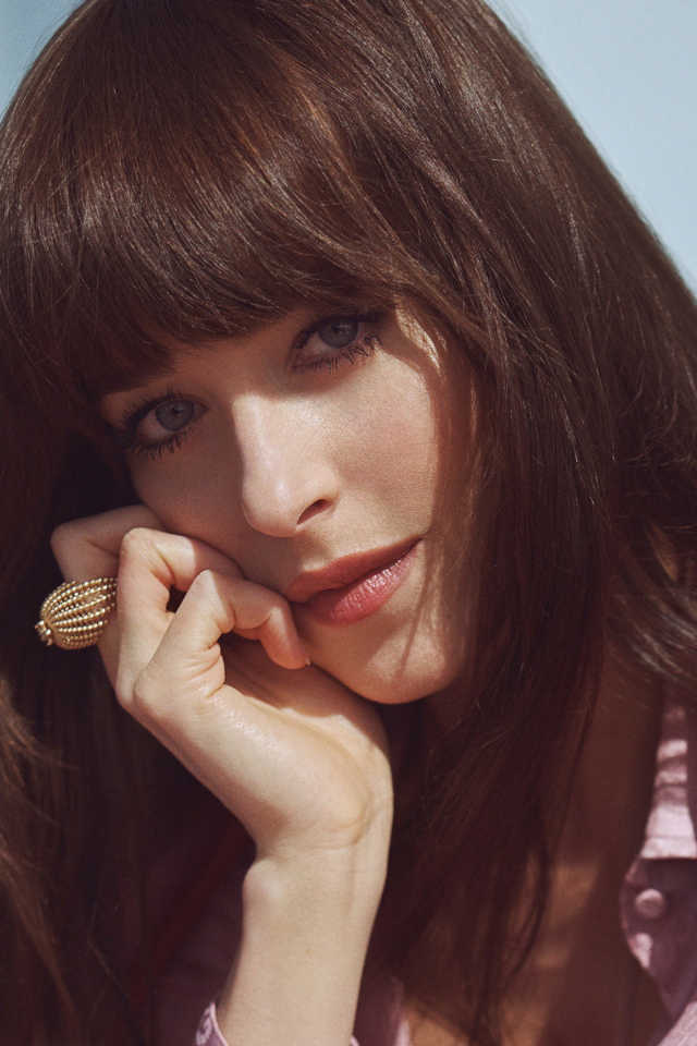 Американская актриса Дакота Джонсон в красной куртке