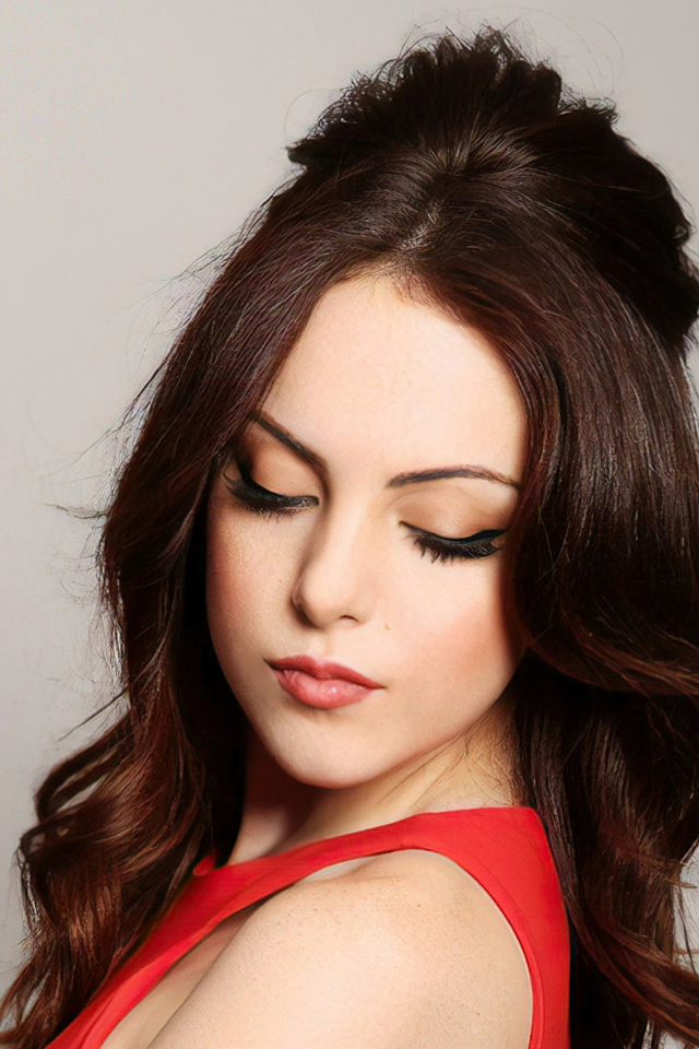 Американская актриса Элизабет Гиллис в красном наряде