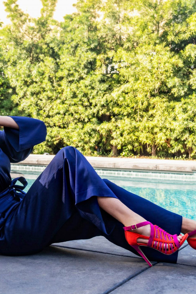 Американская актриса Эринн Хейс у бассейна