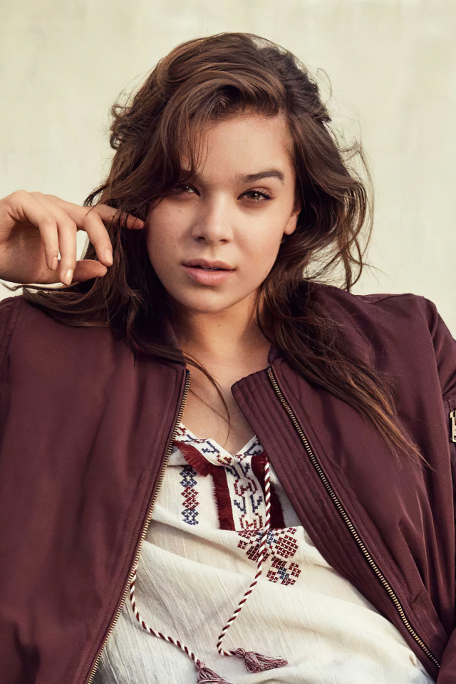 Американская актриса Хейли Стейнфилд сидит на лавке