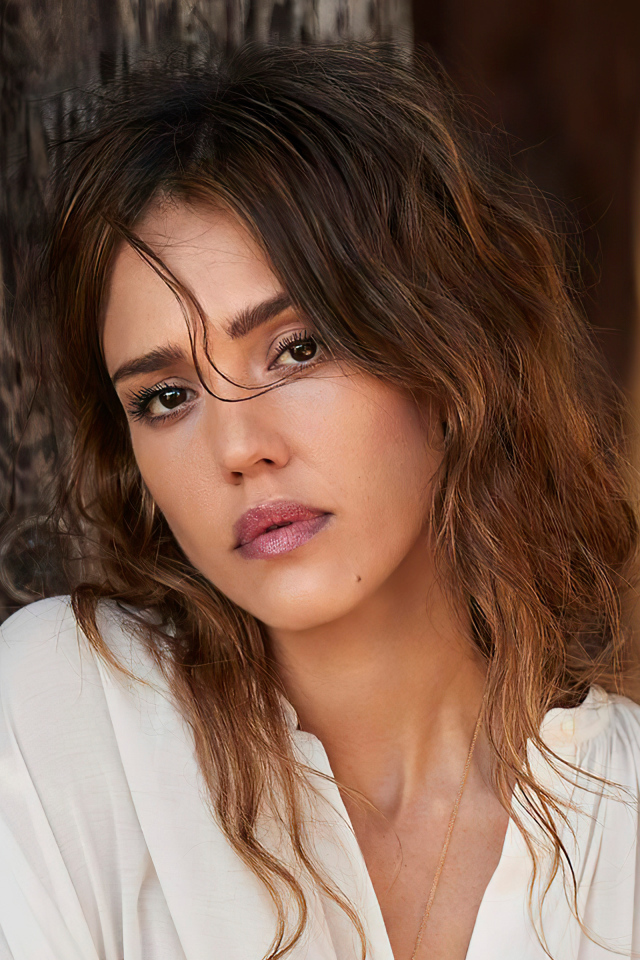 Американская актриса Джессика Альба в белой рубашке