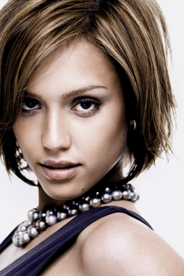 Американская актриса Джессика Альба на белом фоне