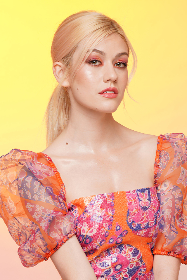 Американская актриса Кэтрин Макнамара в платье