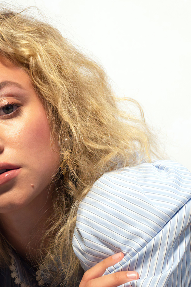 Американская актриса Лили Рейнхарт лежит на кровати