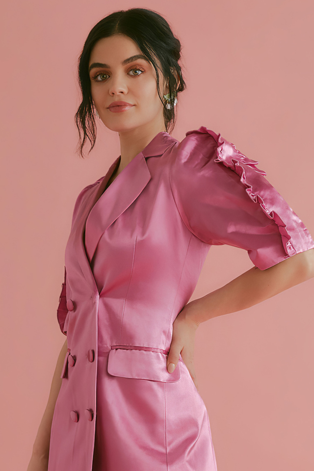 Американская актриса Люси Хейл в розовом платье