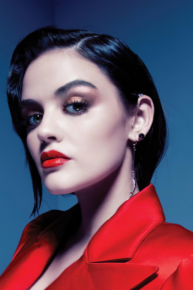 Американская актриса Люси Хейл в красном наряде на сером фоне