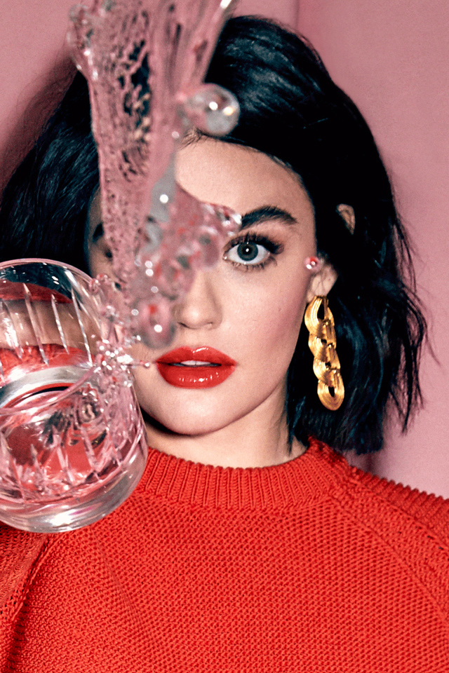 Американская актриса Люси Хейл со стаканом воды