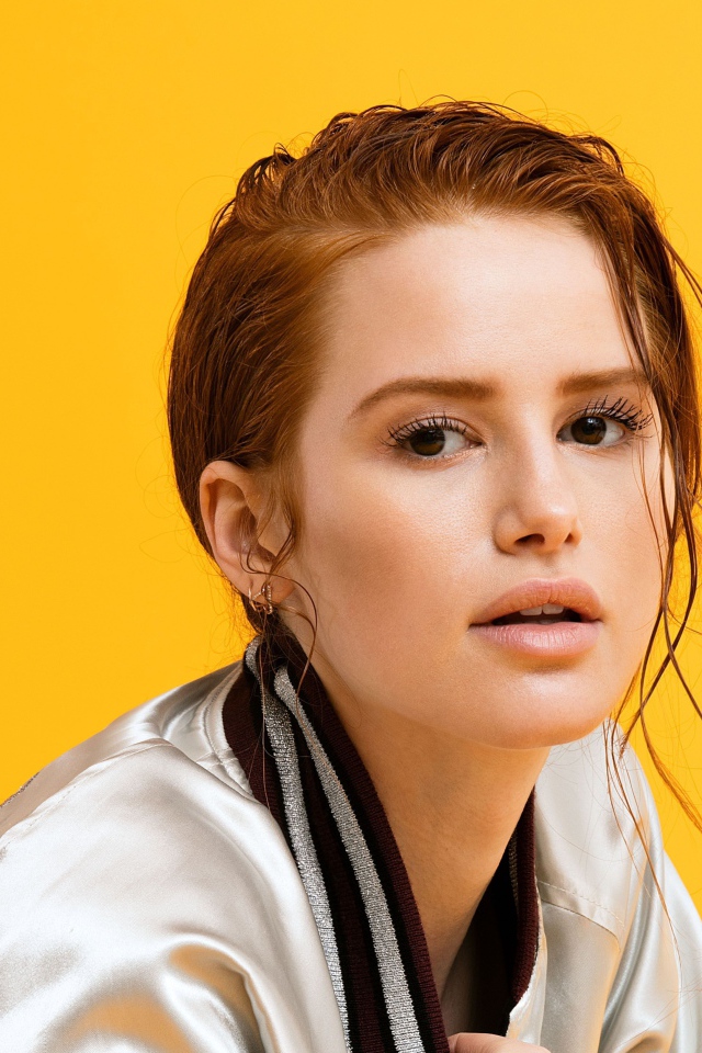 Американская актриса Мэделин Петш на желтом фоне