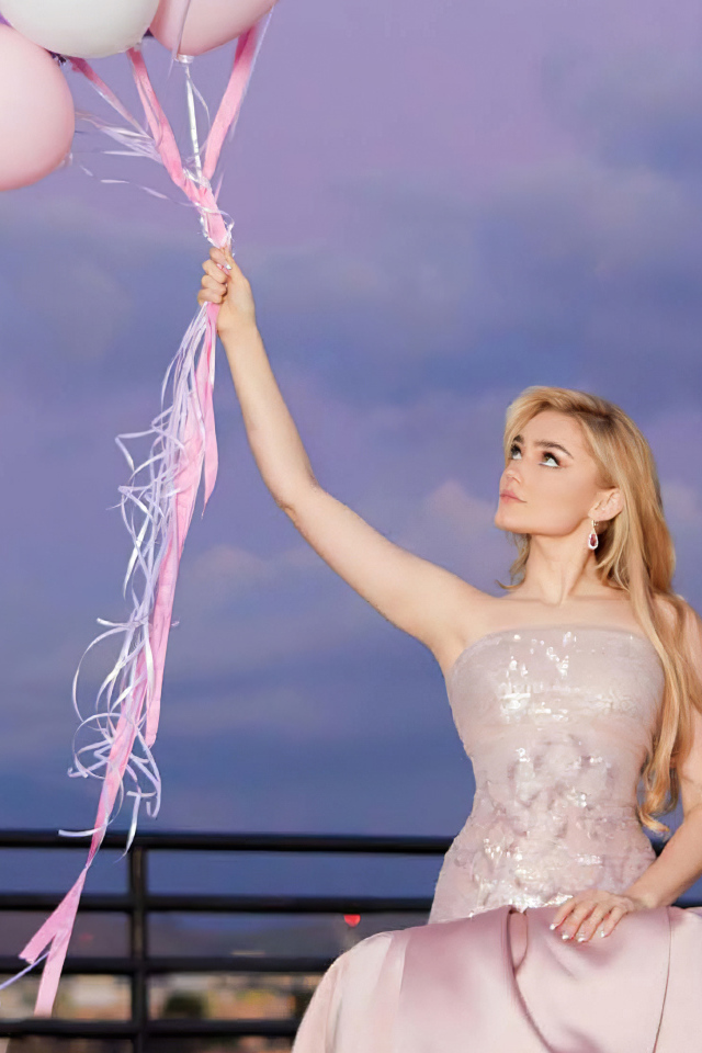 Американская актриса Мэг Доннелли с шариками в руке