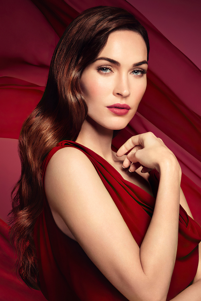 Американская актриса Меган Фокс на красном фоне