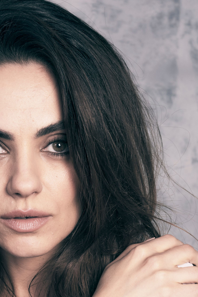 Американская актриса Мила Кунис на сером фоне