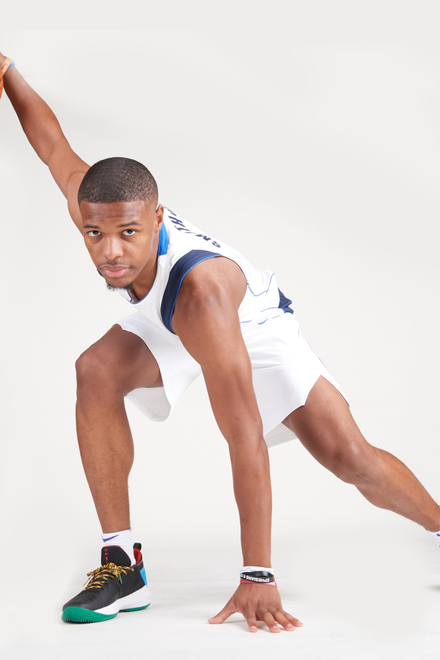 Американский баскетболист Деннис Смит с мячом