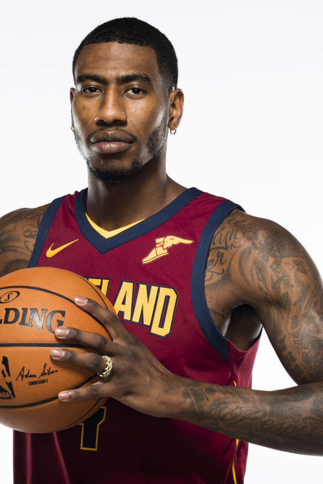 Американский баскетболист Иман Шамперт с мячом в руках на белом фоне