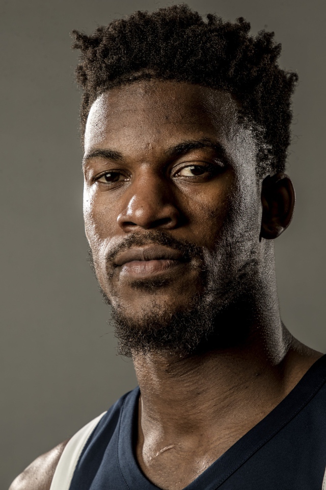 Американский баскетболист Джимми Батлер на сером фоне