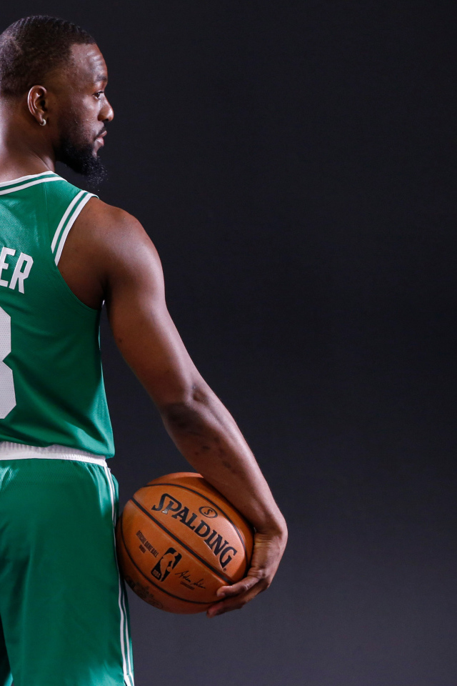 Американский баскетболист Кемба Уокер в форме с мячом