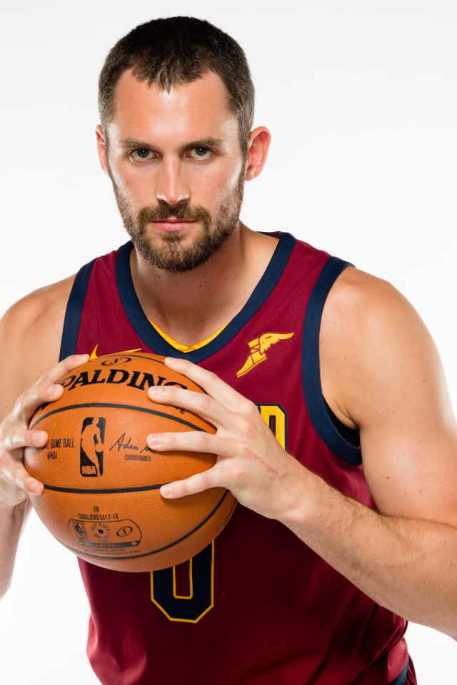 Американский баскетболист Кевин Лав с мячом в руках на белом фоне