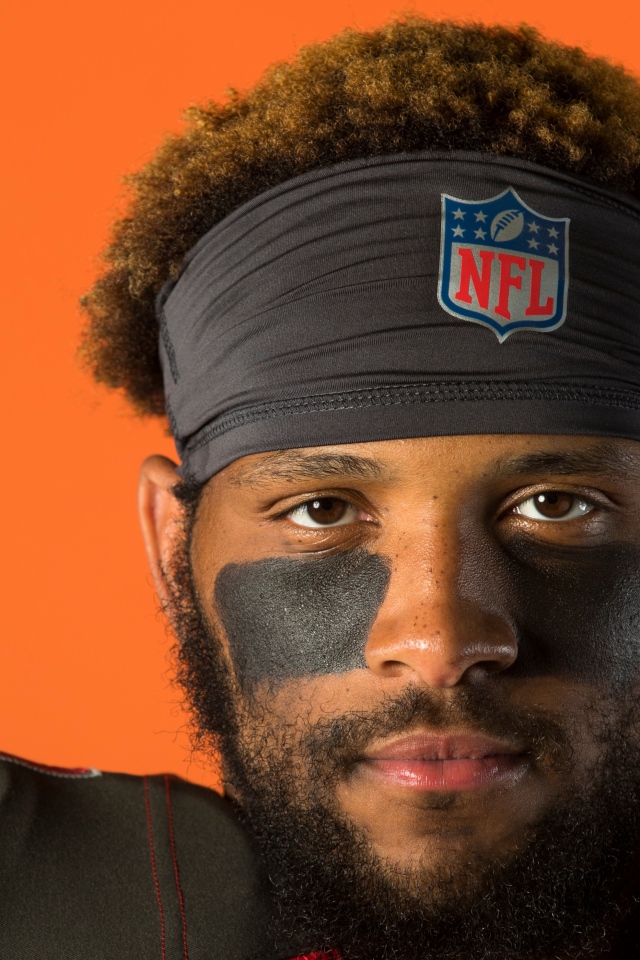 Игрок в американский футбол O. J. Howard лицо крупным планом