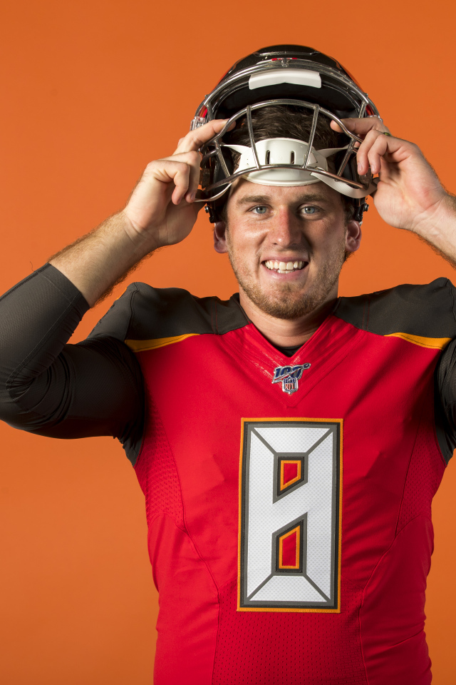 Защитник американского футбола Джош Маккоун в шлеме