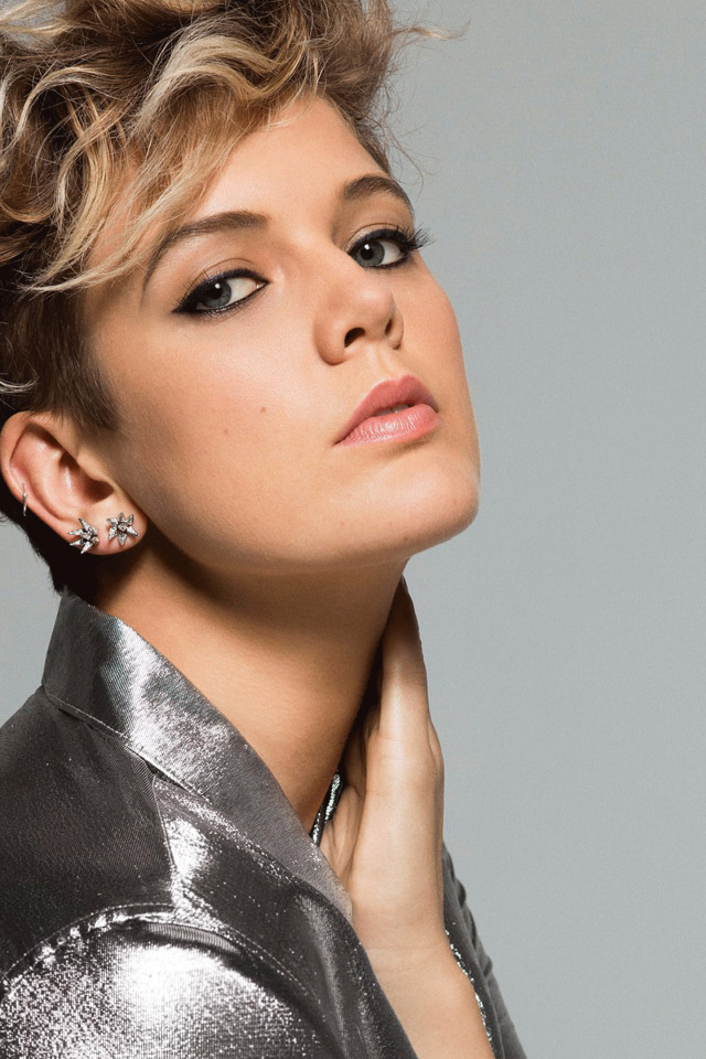 Австралийская актриса Betty Who на сером фоне