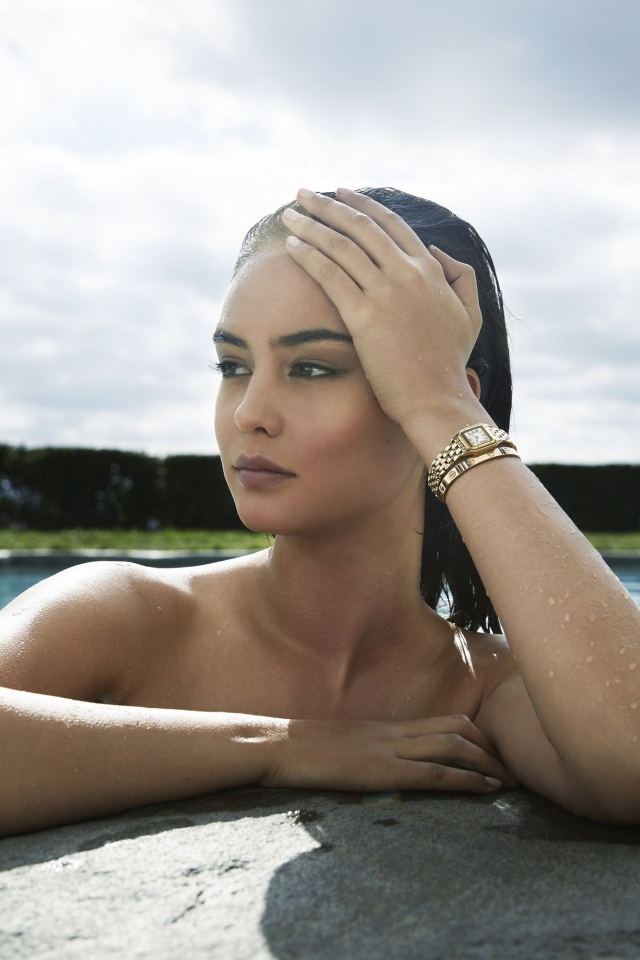 Австралийская актриса Кортни Итон в бассейне