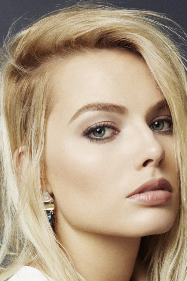 Австралийская актриса Марго Робби крупным планом на сером фоне