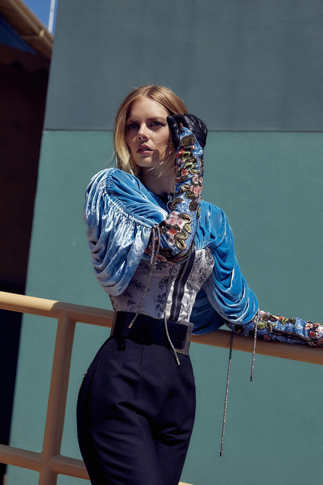 Австралийская актриса, модель Самара Уивинг в костюме