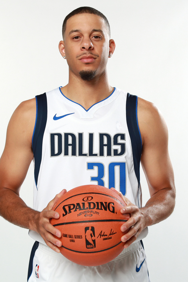 Баскетболист Сет Карри с мячом в руках на белом фоне