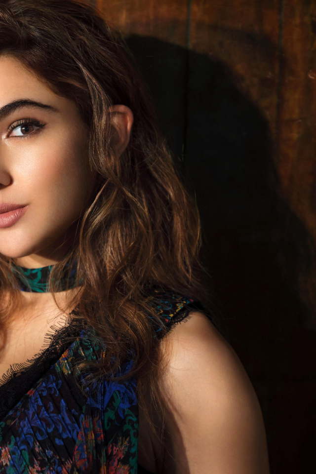 Красивая актриса болливуда Сара Али Хан  