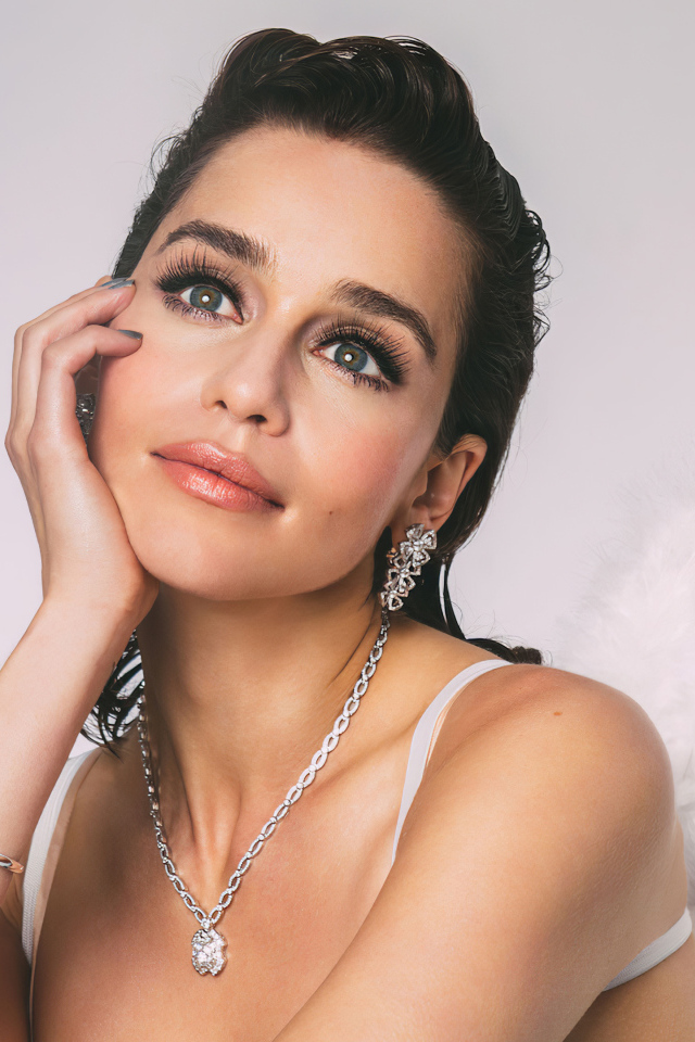 Красивая британская актриса Эмилия Кларк в белом платье 