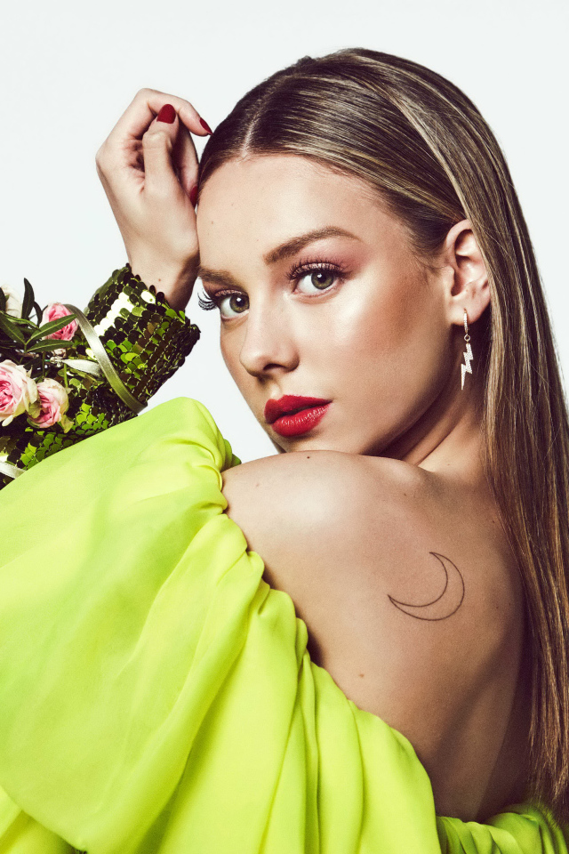 Красивая испанская актриса Эстер Экспосито с татуировкой