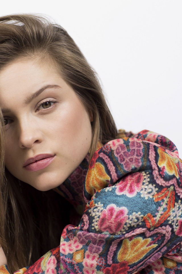 Красивая актриса Софи Куксон на белом фоне