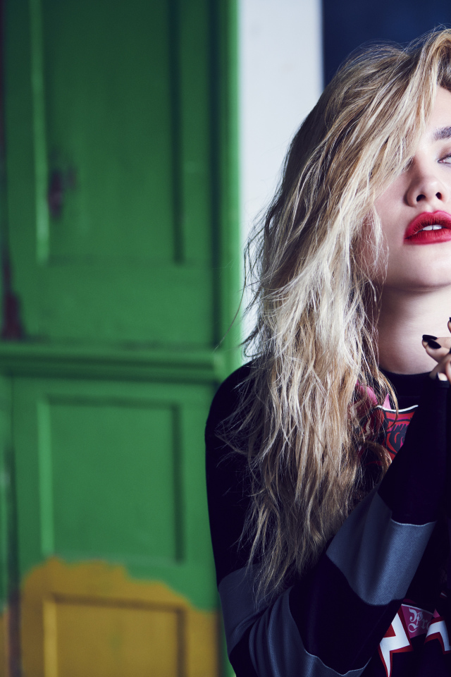 Красивая блондинка, актриса Флоренс Пью с ярким макияжем