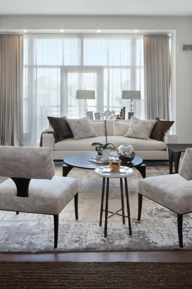 Красивая светлая гостиная с камином и большим окном