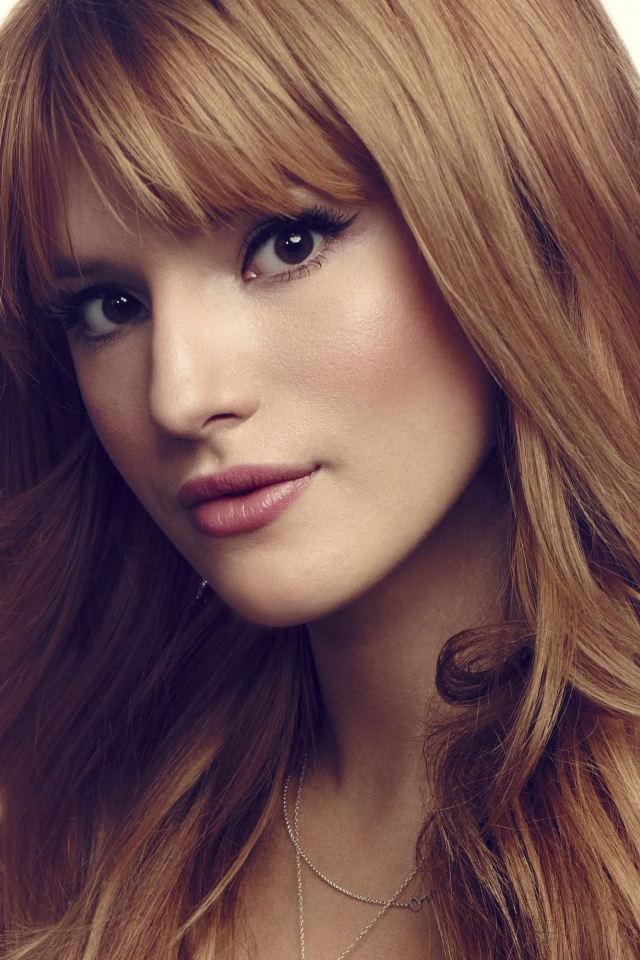 Красивая кареглазая актриса Белла Торн на белом фоне