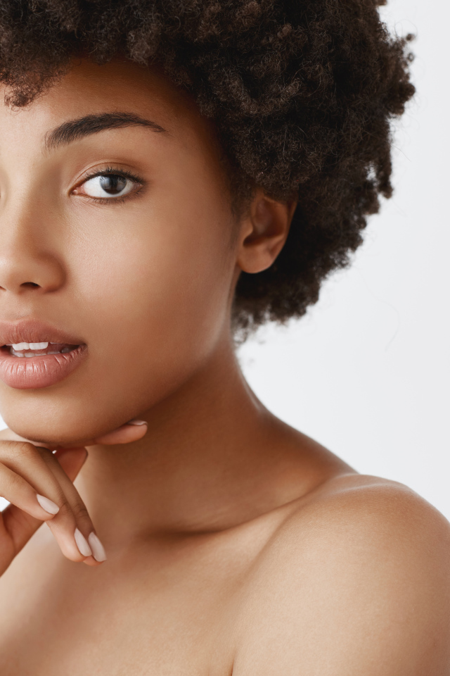 Красивая темнокожая девушка на белом фоне 