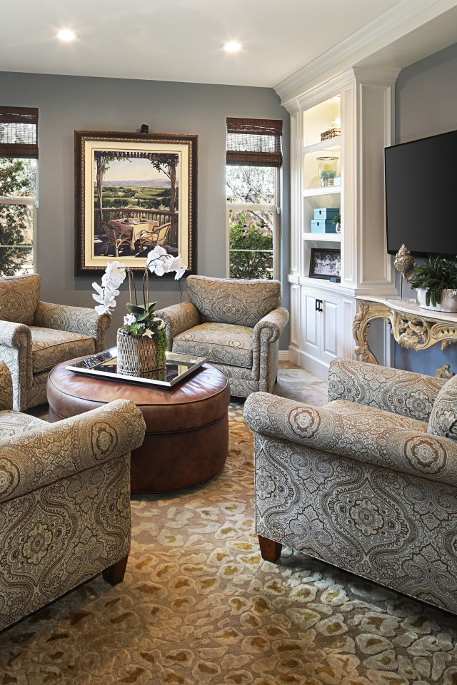 Красивая мебель в комнате с большим телевизором