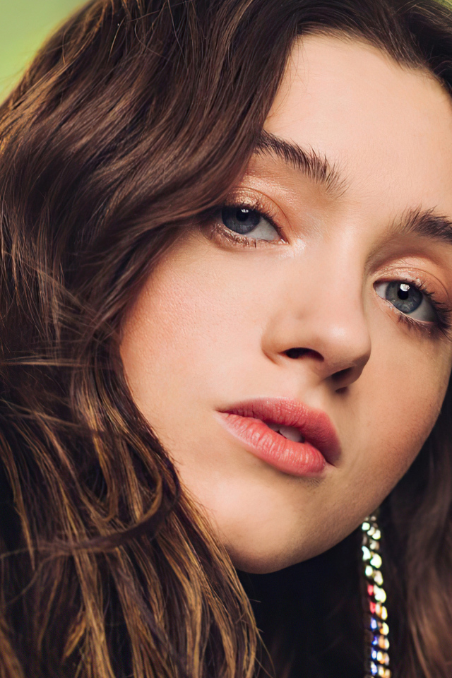 Красивая девушка  Наталия Дайер лицо крупным планом