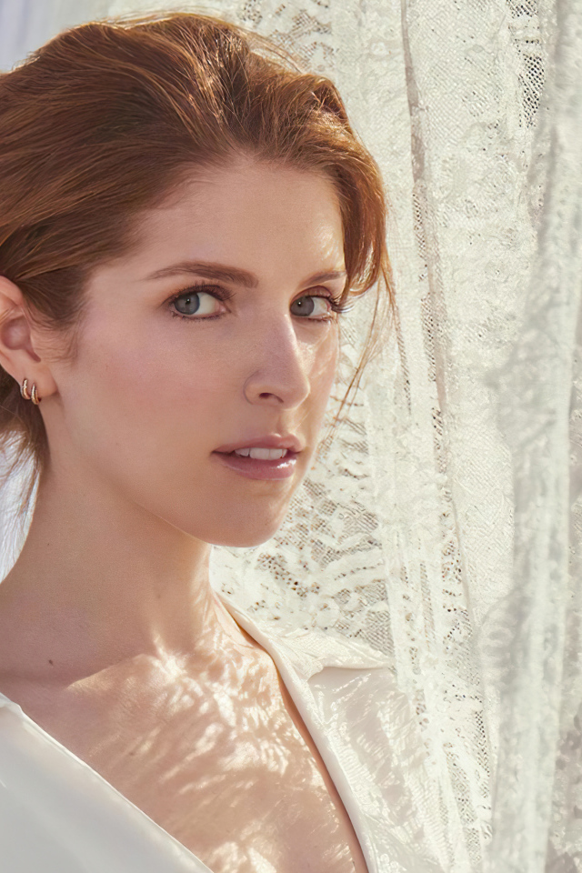 Красивая девушка, американская актриса Анна Кендрик в белом наряде