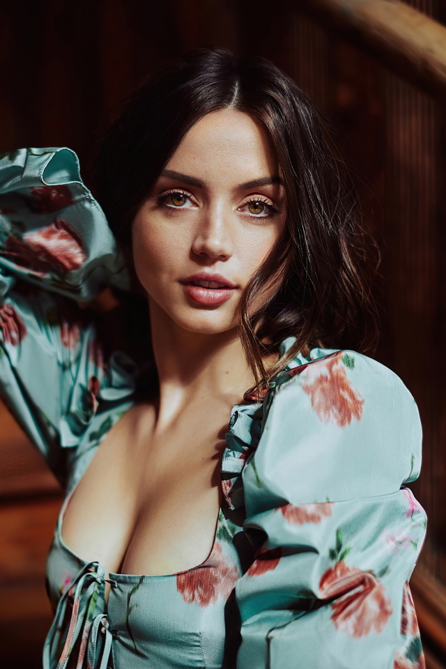 Красивая девушка, актриса Ана де Армас в комнате