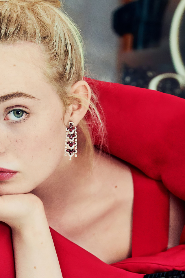 Красивая девушка, актриса Эль Фаннинг в красном наряде