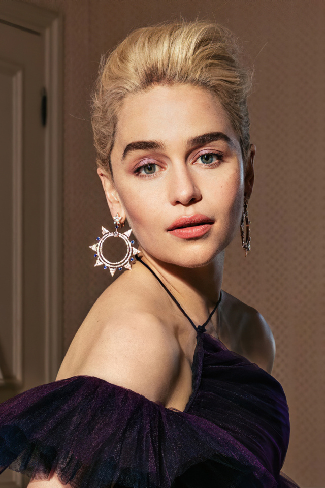 Красивая девушка, актриса Эмилия Кларк в комнате