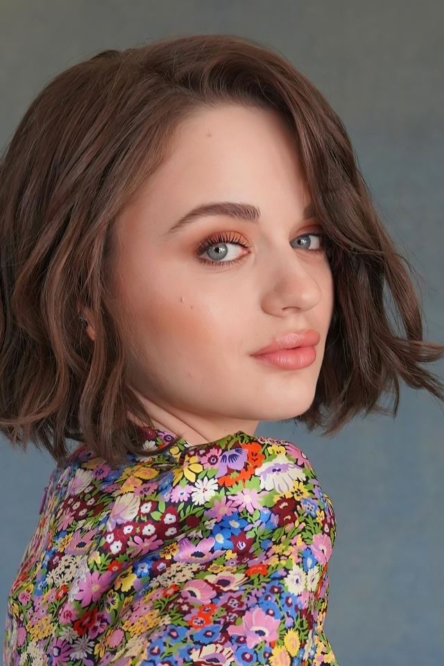 Красивая девушка, актриса Джои Кинг на сером фоне